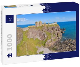 Lais Puzzle - Panorama einer Klippe mit alter Burg in einer Bucht mit blauem Himmel und weißen Wolken in Dunnottar Castle, nahe Stonehaven, Aberdeenshire, schottland - 1.000 Teile