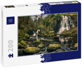 Lais Puzzle - Langzeitbelichtungsaufnahme der Linn Jaw Wasserfälle, in der Nähe von Livingston, Schottland, mit moosbewachsenen Felsen im Vordergrund und rund um die Wasserfälle und weißen Schaumstreifen im Wasser. West Lothian. UK - 200 Teile