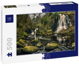 Lais Puzzle - Langzeitbelichtungsaufnahme der Linn Jaw Wasserfälle, in der Nähe von Livingston, Schottland, mit moosbewachsenen Felsen im Vordergrund und rund um die Wasserfälle und weißen Schaumstreifen im Wasser. West Lothian. UK - 500 Teile