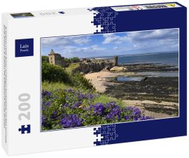 Lais Puzzle - St Andrews Castle Ruinen auf felsigen Nordseeküste mit Blick auf Castle Sands Strand in St Andrews Fife Schottland UK mit lila Geranien - 200 Teile
