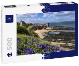 Lais Puzzle - St Andrews Castle Ruinen auf felsigen Nordseeküste mit Blick auf Castle Sands Strand in St Andrews Fife Schottland UK mit lila Geranien - 500 Teile