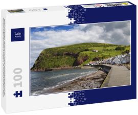 Lais Puzzle - Reihe von weißen Häusern von Pennan Küstenfischerdorf an der Nordsee in Aberdeenshire Schottland UK mit Black Hill Meer Klippe - 100 Teile