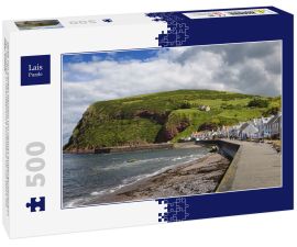Lais Puzzle - Reihe von weißen Häusern von Pennan Küstenfischerdorf an der Nordsee in Aberdeenshire Schottland UK mit Black Hill Meer Klippe - 500 Teile