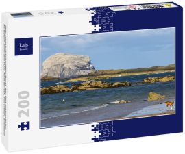 Lais Puzzle - Hund spielen mit Ball auf Meer Strand. Bass Rock mit Kolonie von Basstölpeln hinter dem Hund. North Berwick, East Lothian, Schottland - 200 Teile
