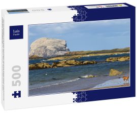 Lais Puzzle - Hund spielen mit Ball auf Meer Strand. Bass Rock mit Kolonie von Basstölpeln hinter dem Hund. North Berwick, East Lothian, Schottland - 500 Teile