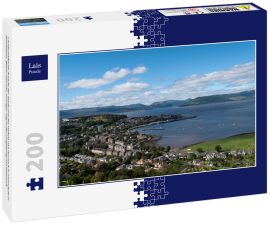 Lais Puzzle - Landschaftliche Ansicht der Stadt und des Hafens von Gourock in Inverclyde in Schottland. Blauer Himmel, sonniger Tag in der Umgebung von Greenock - 200 Teile