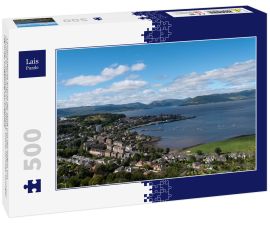Lais Puzzle - Landschaftliche Ansicht der Stadt und des Hafens von Gourock in Inverclyde in Schottland. Blauer Himmel, sonniger Tag in der Umgebung von Greenock - 500 Teile