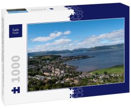 Lais Puzzle - Landschaftliche Ansicht der Stadt und des Hafens von Gourock in Inverclyde in Schottland. Blauer Himmel, sonniger Tag in der Umgebung von Greenock - 1.000 Teile