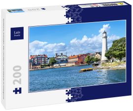 Lais Puzzle - Karlskrona, Schweden: Alter Leuchtturm und Gebäude im Hintergrund - 200 Teile