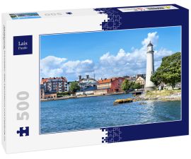 Lais Puzzle - Karlskrona, Schweden: Alter Leuchtturm und Gebäude im Hintergrund - 500 Teile