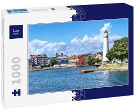 Lais Puzzle - Karlskrona, Schweden: Alter Leuchtturm und Gebäude im Hintergrund - 1.000 Teile