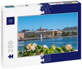 Lais Puzzle - Die Stadt Harnosand im nördlichen Teil von Schweden. Blumen und See im Vordergrund. Zentrum im Hintergrund. Sommer tagsüber - 200 Teile