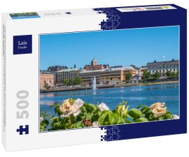 Lais Puzzle - Die Stadt Harnosand im nördlichen Teil von Schweden. Blumen und See im Vordergrund. Zentrum im Hintergrund. Sommer tagsüber - 500 Teile