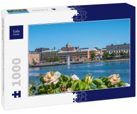Lais Puzzle - Die Stadt Harnosand im nördlichen Teil von Schweden. Blumen und See im Vordergrund. Zentrum im Hintergrund. Sommer tagsüber - 1.000 Teile