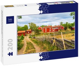 Lais Puzzle - Das historische Dorf Stensjo in Smaland, Schweden, von einer nahe gelegenen Landstraße aus gesehen - 200 Teile