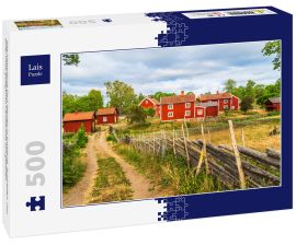 Lais Puzzle - Das historische Dorf Stensjo in Smaland, Schweden, von einer nahe gelegenen Landstraße aus gesehen - 500 Teile