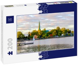 Lais Puzzle - Ein malerischer und leerer Holzsteg am schwedischen See Trummen in Vaxjo, in der Region Smaland, Schweden an einem sonnigen Tag mit einigen Wolken am Himmel. Vaxjo ist bekannt als die grünste Stadt in Europa - 200 Teile