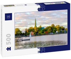 Lais Puzzle - Ein malerischer und leerer Holzsteg am schwedischen See Trummen in Vaxjo, in der Region Smaland, Schweden an einem sonnigen Tag mit einigen Wolken am Himmel. Vaxjo ist bekannt als die grünste Stadt in Europa - 500 Teile