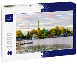 Lais Puzzle - Ein malerischer und leerer Holzsteg am schwedischen See Trummen in Vaxjo, in der Region Smaland, Schweden an einem sonnigen Tag mit einigen Wolken am Himmel. Vaxjo ist bekannt als die grünste Stadt in Europa - 1.000 Teile