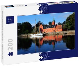 Lais Puzzle - Schloss Halmstad (Halmstads slott), ein Schloss aus dem 17. Jahrhundert am Fluss Nissan in Halmstad, in der Provinz Halland, Schweden mit einem davor liegenden Zweimaster - 200 Teile