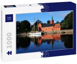 Lais Puzzle - Schloss Halmstad (Halmstads slott), ein Schloss aus dem 17. Jahrhundert am Fluss Nissan in Halmstad, in der Provinz Halland, Schweden mit einem davor liegenden Zweimaster - 1.000 Teile
