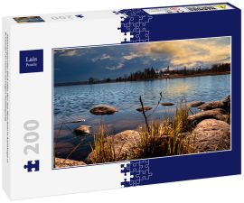Lais Puzzle - Stimmungsvoller Blick über den See Moeckeln in Karlskoga in Schweden an einem sonnigen Frühlingstag - 200 Teile