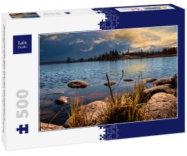Lais Puzzle - Stimmungsvoller Blick über den See Moeckeln in Karlskoga in Schweden an einem sonnigen Frühlingstag - 500 Teile