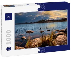 Lais Puzzle - Stimmungsvoller Blick über den See Moeckeln in Karlskoga in Schweden an einem sonnigen Frühlingstag - 1.000 Teile