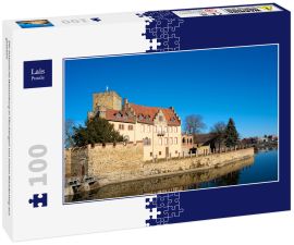 Lais Puzzle - Die historische Wasserburg in Flechtingen von einem Wanderweg aus gesehen - 100 Teile