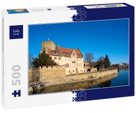 Lais Puzzle - Die historische Wasserburg in Flechtingen von einem Wanderweg aus gesehen - 500 Teile