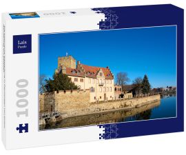 Lais Puzzle - Die historische Wasserburg in Flechtingen von einem Wanderweg aus gesehen - 1.000 Teile