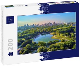 Lais Puzzle - Ein schöner Panoramablick auf den Sonnenuntergang in einem fabelhaften Abend im Juni von der Drohne in Pola Mokotowskie in Warschau, Polen - "Mokotow Field" ist ein großer Park in Warschau - Heißt "Jozef Pilsudski Park" - 200 Teile