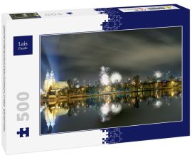 Lais Puzzle - Neujahrsfeuerwerk über Gniezno, Polen; nächtlicher Blick auf die gotische Kathedrale am See. Winter 2020 - 500 Teile