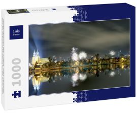 Lais Puzzle - Neujahrsfeuerwerk über Gniezno, Polen; nächtlicher Blick auf die gotische Kathedrale am See. Winter 2020 - 1.000 Teile