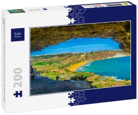 Lais Puzzle - Luftaufnahme der Ir-Ramla-Bucht auf Gozo durch die Tal-Mixta-Höhle, Malta - 200 Teile