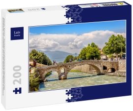 Lais Puzzle - Prizren, Kosovo - Touristen und Einheimische überqueren eine Steinbrücke, ein berühmter Ort in der Altstadt von Prizren im Kosovo - 200 Teile