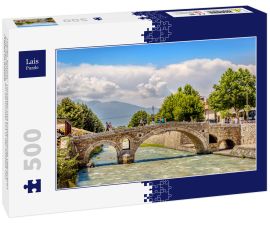 Lais Puzzle - Prizren, Kosovo - Touristen und Einheimische überqueren eine Steinbrücke, ein berühmter Ort in der Altstadt von Prizren im Kosovo - 500 Teile