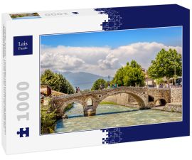 Lais Puzzle - Prizren, Kosovo - Touristen und Einheimische überqueren eine Steinbrücke, ein berühmter Ort in der Altstadt von Prizren im Kosovo - 1.000 Teile