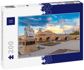 Lais Puzzle - Skopje, Nord-Mazedonien: Statue des byzantinischen Kaisers Justinian und Steinbrücke hinter dem Archäologiemuseum bei Sonnenuntergang in Skopje - 200 Teile