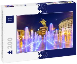 Lais Puzzle - Platz Mazedonien in Skopje bei Nacht mit tanzenden beleuchteten Brunnen und der Statue von Alexander dem Großen (Krieger auf einem Pferd) im Hintergrund - 200 Teile