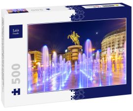 Lais Puzzle - Platz Mazedonien in Skopje bei Nacht mit tanzenden beleuchteten Brunnen und der Statue von Alexander dem Großen (Krieger auf einem Pferd) im Hintergrund - 500 Teile