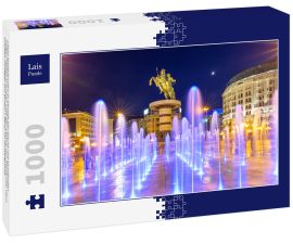 Lais Puzzle - Platz Mazedonien in Skopje bei Nacht mit tanzenden beleuchteten Brunnen und der Statue von Alexander dem Großen (Krieger auf einem Pferd) im Hintergrund - 1.000 Teile
