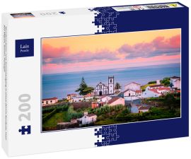 Lais Puzzle - Wunderschöner rosa Sonnenaufgang in einem Dorf in Nordeste, Insel Sao Miguel, Azoren, Portugal - 200 Teile