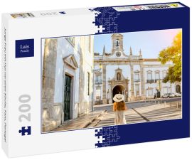 Lais Puzzle - Junge Frau mit Hut vor einer Kirche, Faro, Portugal - 200 Teile