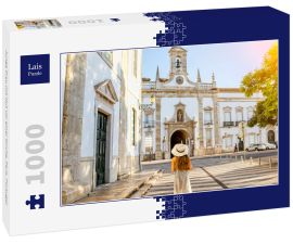 Lais Puzzle - Junge Frau mit Hut vor einer Kirche, Faro, Portugal - 1.000 Teile