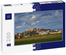 Lais Puzzle - Von der Sonne beleuchtete Burg und Häuser von Montemor-o-Velho, von den Reisfeldern aus gesehen, mit einem Himmel voller Wolken. Montemor-o-Velho in Portugal - 200 Teile