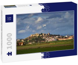 Lais Puzzle - Von der Sonne beleuchtete Burg und Häuser von Montemor-o-Velho, von den Reisfeldern aus gesehen, mit einem Himmel voller Wolken. Montemor-o-Velho in Portugal - 1.000 Teile