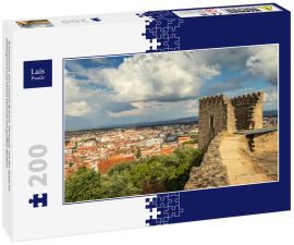 Lais Puzzle - Schlossturm von Castelo Branco, Portugal, mit der Stadt im Hintergrund und einem Himmel mit großen Wolken - 200 Teile