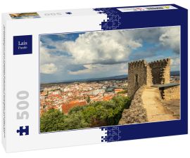 Lais Puzzle - Schlossturm von Castelo Branco, Portugal, mit der Stadt im Hintergrund und einem Himmel mit großen Wolken - 500 Teile