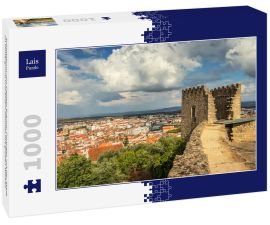 Lais Puzzle - Schlossturm von Castelo Branco, Portugal, mit der Stadt im Hintergrund und einem Himmel mit großen Wolken - 1.000 Teile